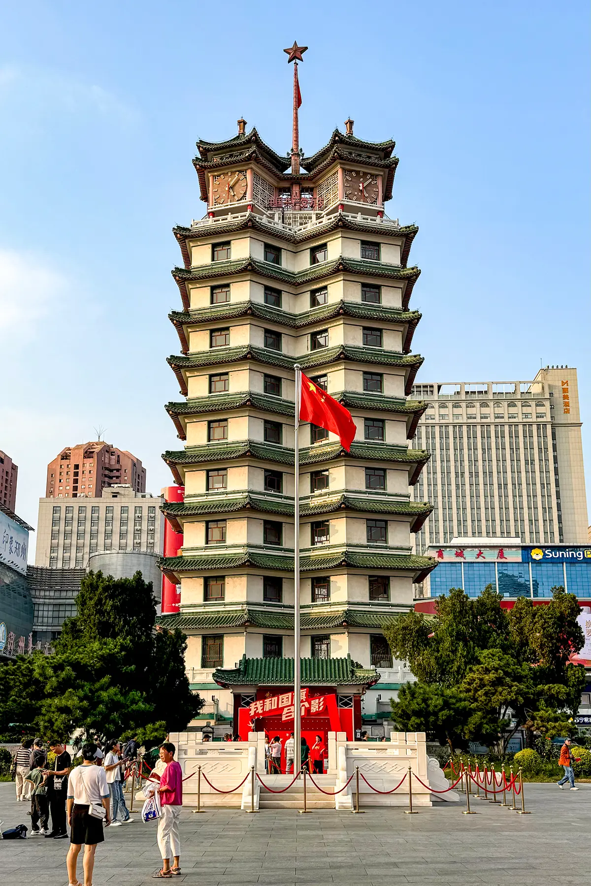2024 年拍攝的二七紀念塔外觀；不表示塔內當日開放
