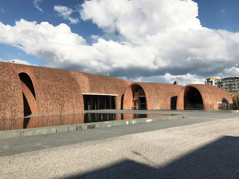 2019年撮影の御窯博物館の現代建築。明清の御窯廠のオリジナル建築ではなく、陶陽里の全景でもありません