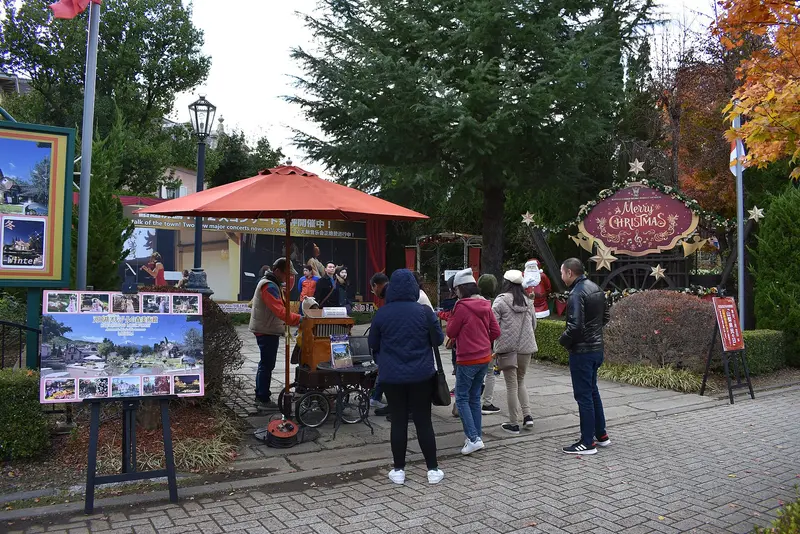 Recinto del Museo del Bosque Musical de Kawaguchiko, fotografiado en 2018; no representa las actuaciones ni las floraciones actuales