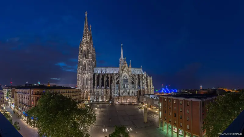 La catedral de Colonia de noche, fotografiada en 2015; la foto no refleja los horarios actuales de culto ni de visita