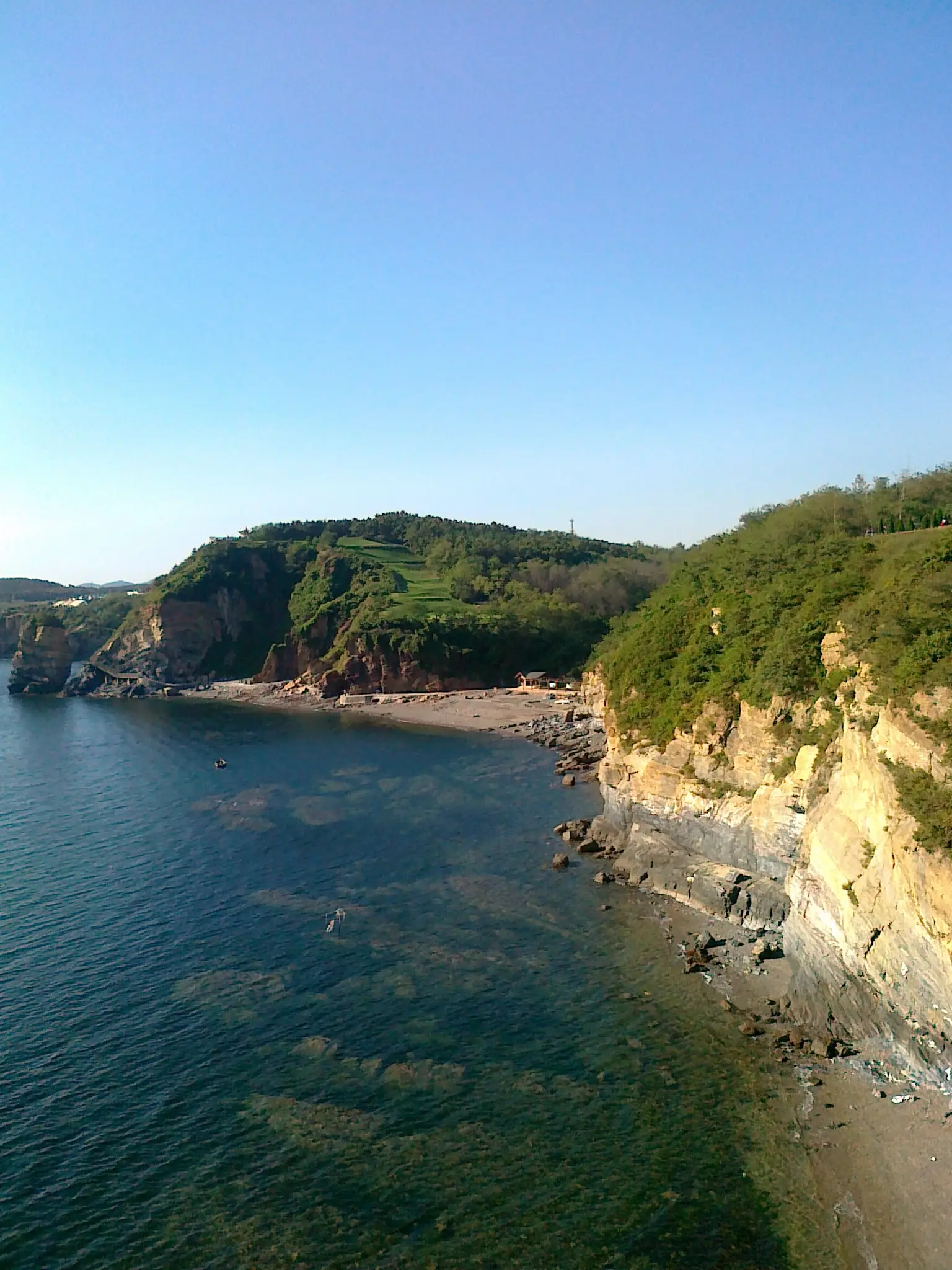 2011 年拍摄的金石滩滨海国家地质公园海岸景观；不是金石滩全区或海浴场