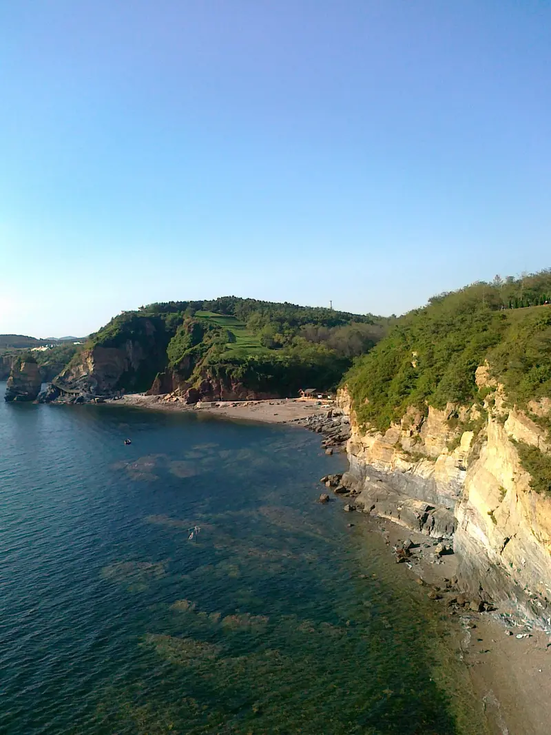 2011 年拍摄的金石滩滨海国家地质公园海岸景观；不是金石滩全区或海浴场