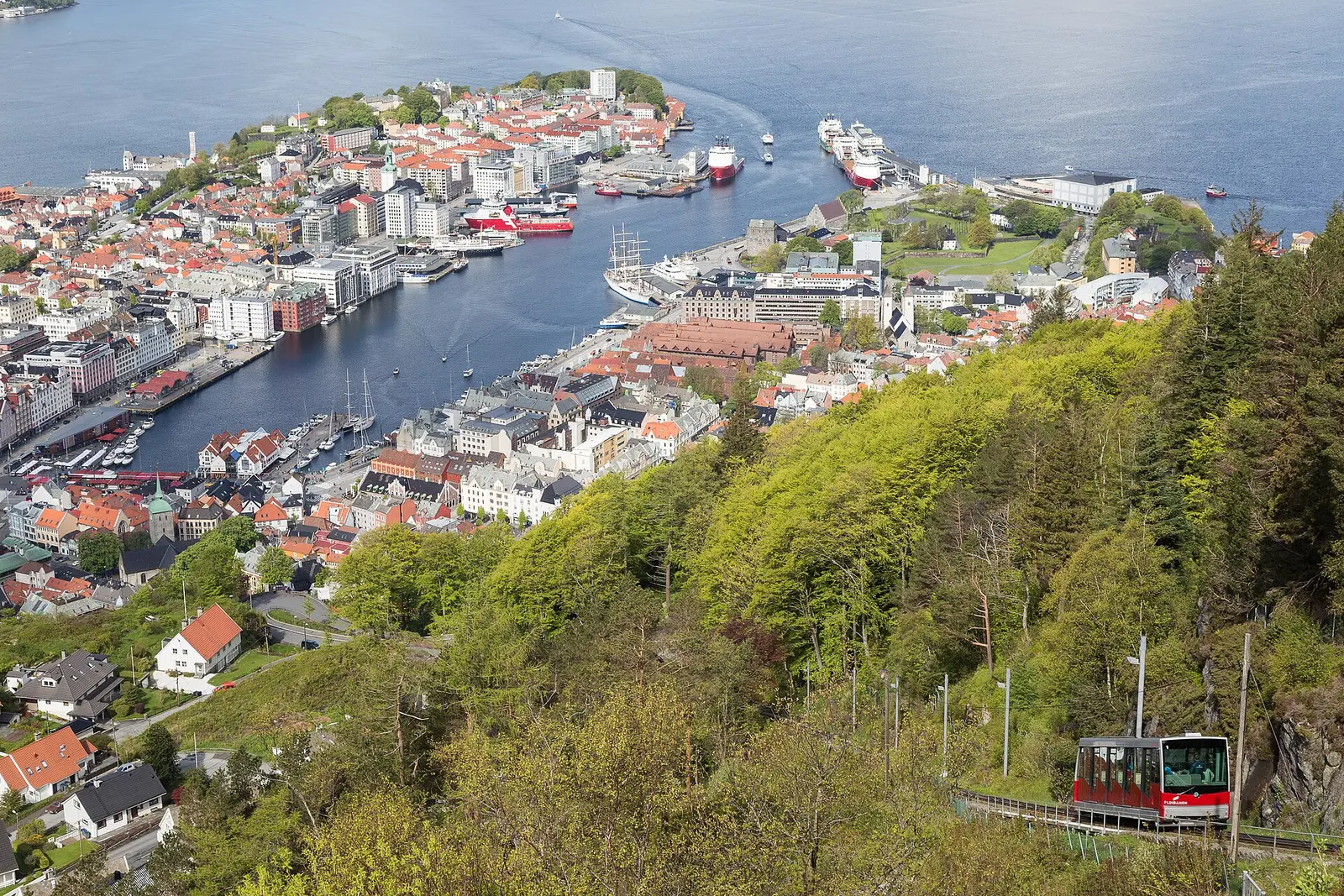 El funicular Fløibanen y el paisaje urbano de Bergen, fotografiados desde cerca de la cima en 2015; no garantiza los vagones ni los servicios actuales