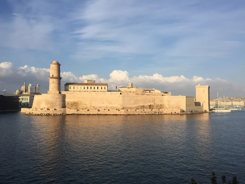 2016年拍攝的聖讓堡，現為 Mucem 的組成部分；照片不是 J4 主展館