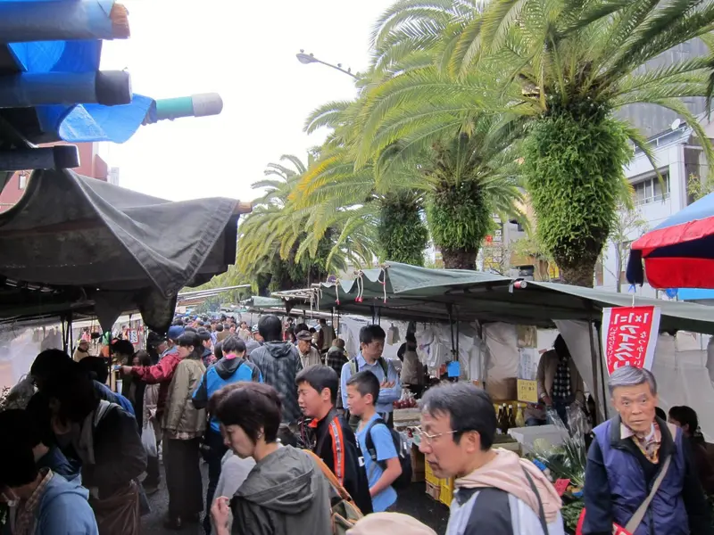 Puestos y afluencia en el mercado dominical de Ōtesuji en marzo de 2014; no indica el número actual de puestos ni el horario