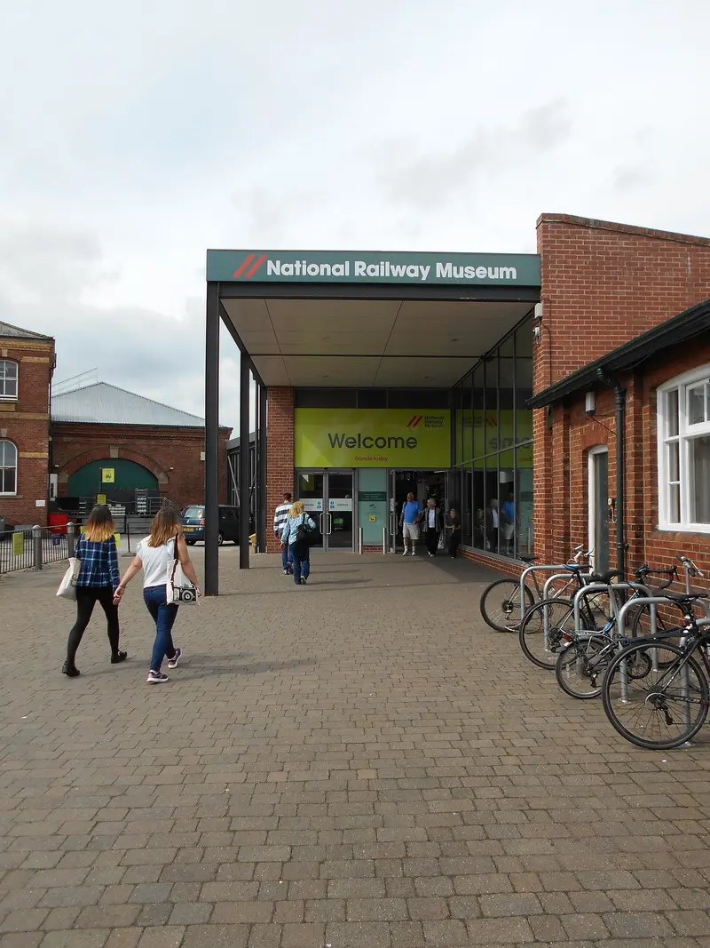 Entrada del Museo Nacional del Ferrocarril de York, fotografiada en 2017; tras las obras, siga los avisos vigentes del museo sobre el recorrido de acceso