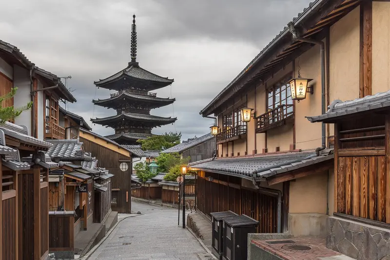 La calle Yasaka-dōri y la pagoda de Yasaka, a primera hora de la mañana.