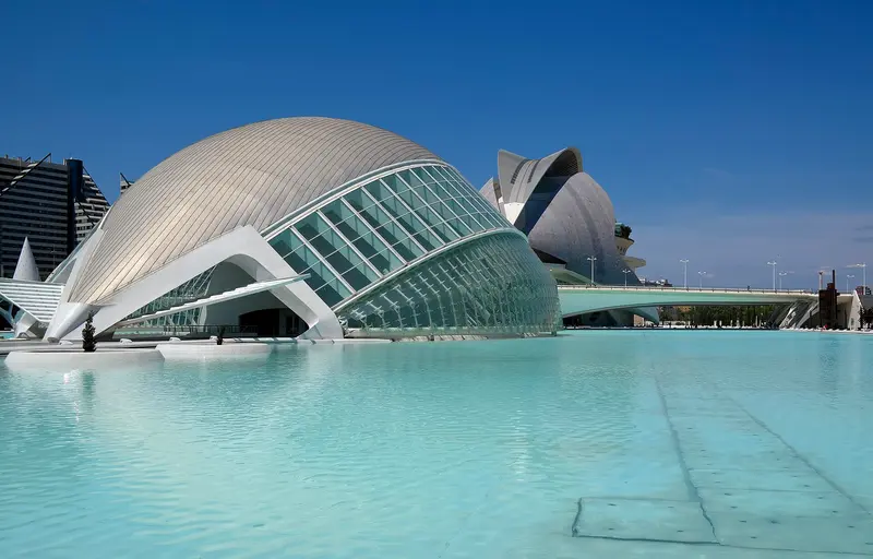Parte del conjunto de la Ciudad de las Artes y las Ciencias, fotografiada en 2014; no es una panorámica de todos los recintos