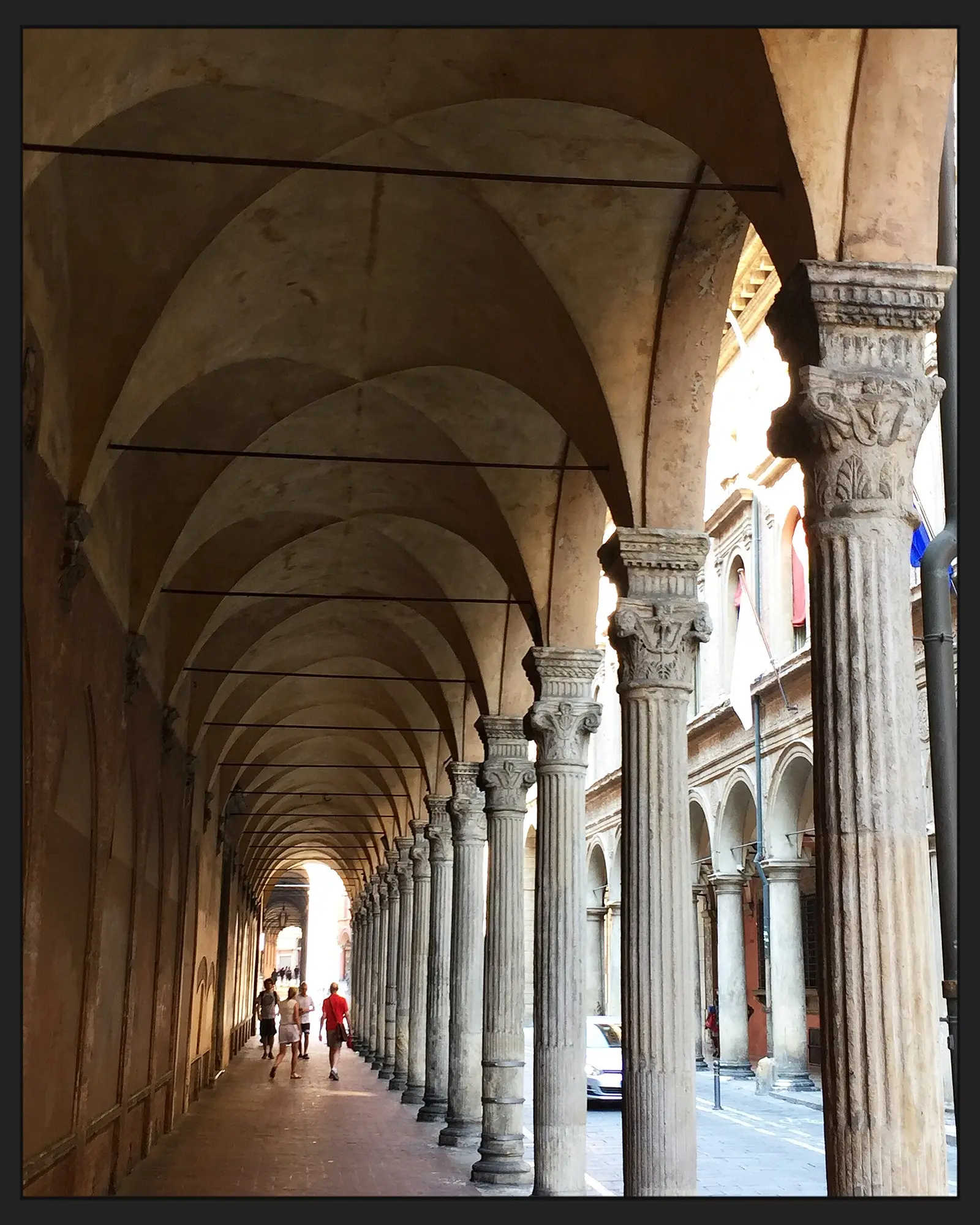 Un tramo de los pórticos de Bolonia, fotografiado en 2018; no es una panorámica de los doce componentes del patrimonio mundial