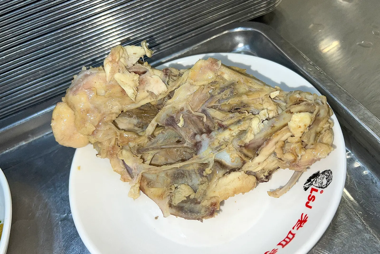 Carcasas de pollo en un pequeño local de la calle Yunfeng, Shenyang (2026)