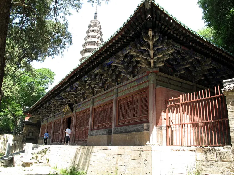 2009年撮影の済南霊岩寺千仏殿の外観。屋根の後ろに塔が見えます。殿内の羅漢像の現在の公開状況を示すものではありません