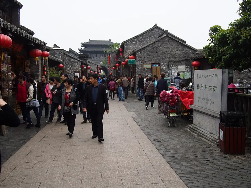 Escena callejera en la calle Dongguan, Yangzhou, fotografiada en 2015; los comercios actuales pueden haber cambiado