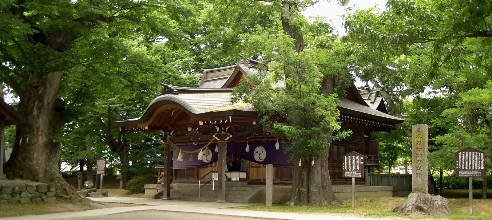 2008年拍攝的古戰場公園內八幡社景觀；不是1561年戰鬥現場影像