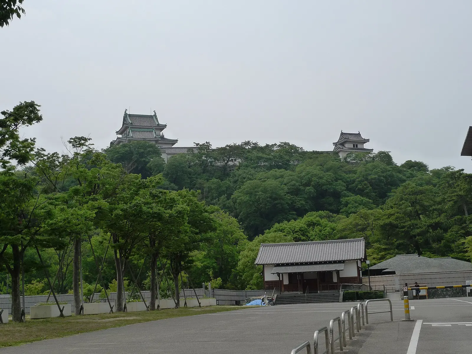 View of Wakayama Castle; the keep is a postwar reconstruction; the photo does not prove that all the buildings are Edo-period originals