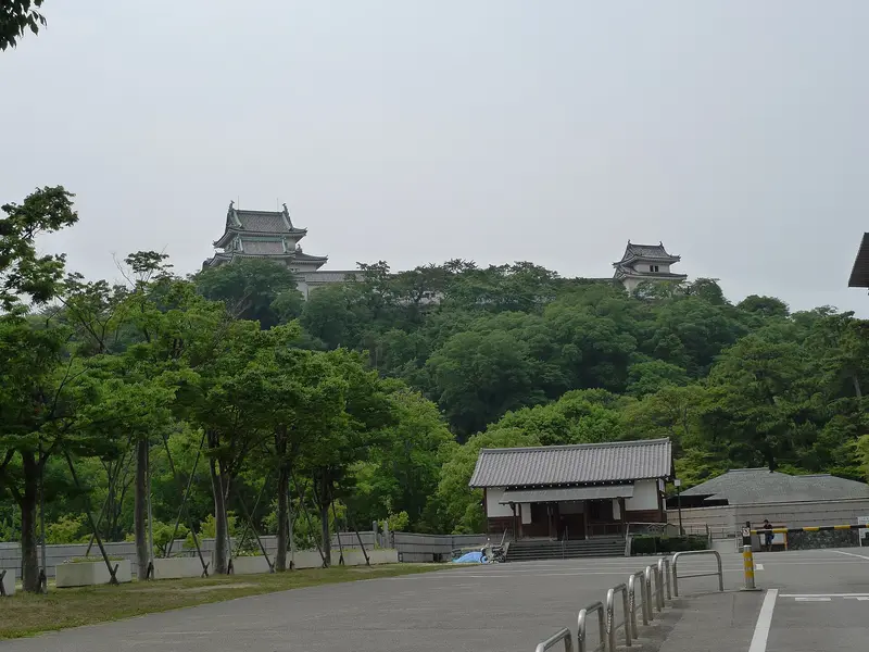 Vista del castillo de Wakayama; la torre es una reconstrucción de posguerra; la foto no prueba que todos los edificios sean originales del período Edo