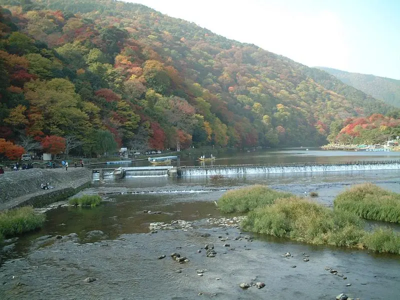 Colinas y río de otoño alrededor de Arashiyama