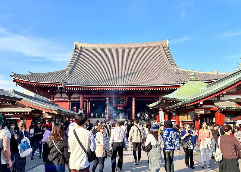 El salón principal de Sensō-ji y las multitudes de visitantes