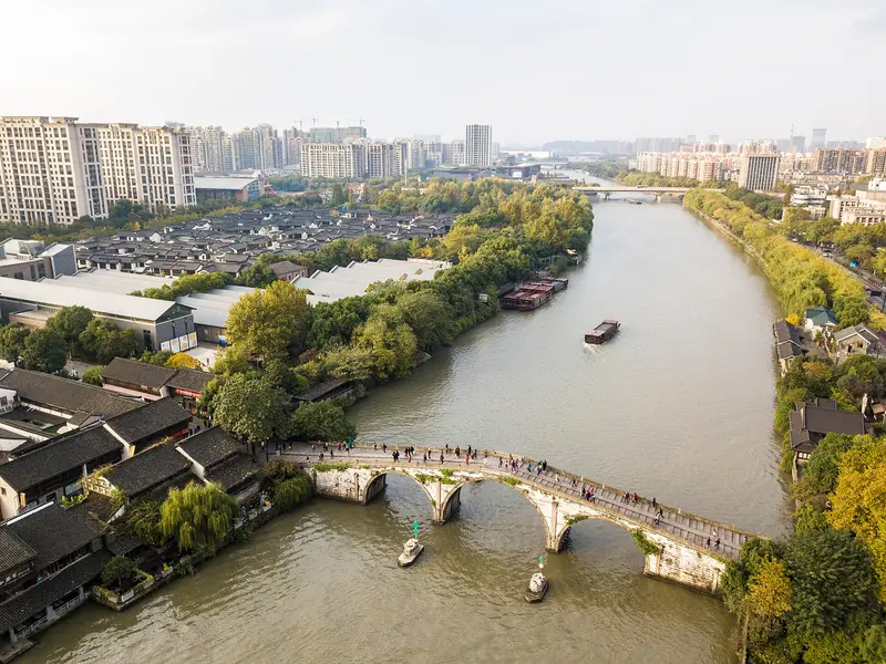 Vista aérea del puente Gongchen sobre el Gran Canal, tomada de sureste a noroeste en 2017