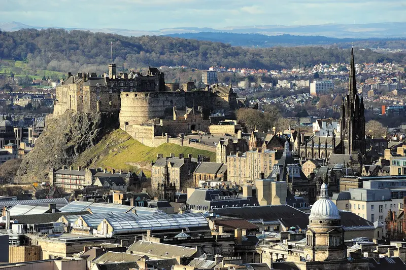 El Castillo de Edimburgo sobre Castle Rock