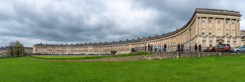 Panorámica del Royal Crescent de Bath fotografiada en 2018, que muestra la fachada de las casas en hilera georgianas