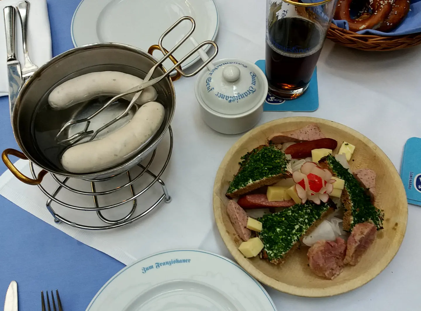 Desayuno de salchicha blanca en un restaurante de Múnich