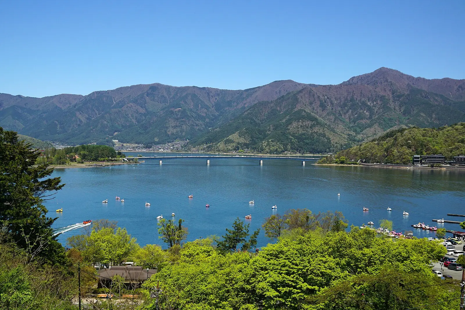 La orilla del lago Kawaguchi fotografiada en 2017; la foto no garantiza que vea el monte Fuji el día de su visita