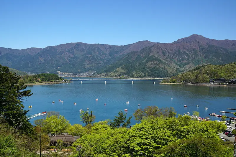 La orilla del lago Kawaguchi fotografiada en 2017; la foto no garantiza que vea el monte Fuji el día de su visita