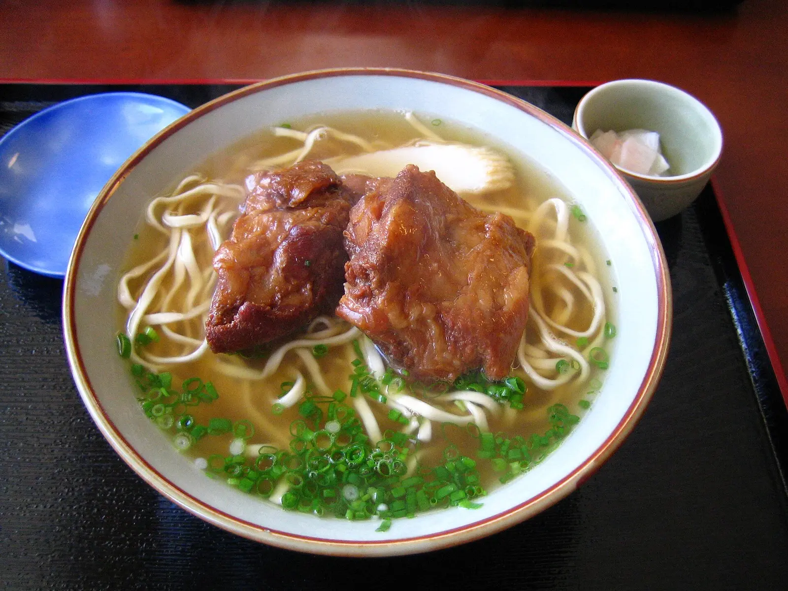 Okinawa soba con soki (costilla de cerdo con cartílago tierno) en una casa de fideos de Naha
