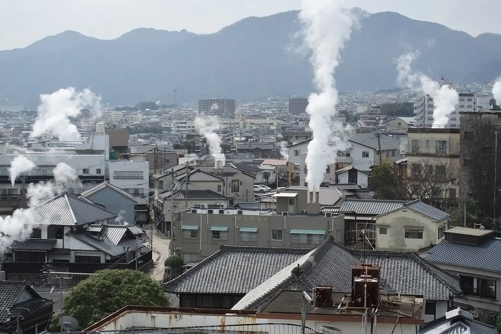 Panorámica de Kannawa Onsen fotografiada en 2020; muestra solo el barrio y el vapor en aquel momento