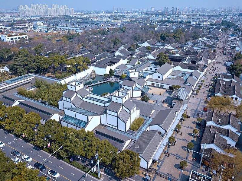 Vista aérea del nuevo Museo de Suzhou, tomada de suroeste a noreste en 2018