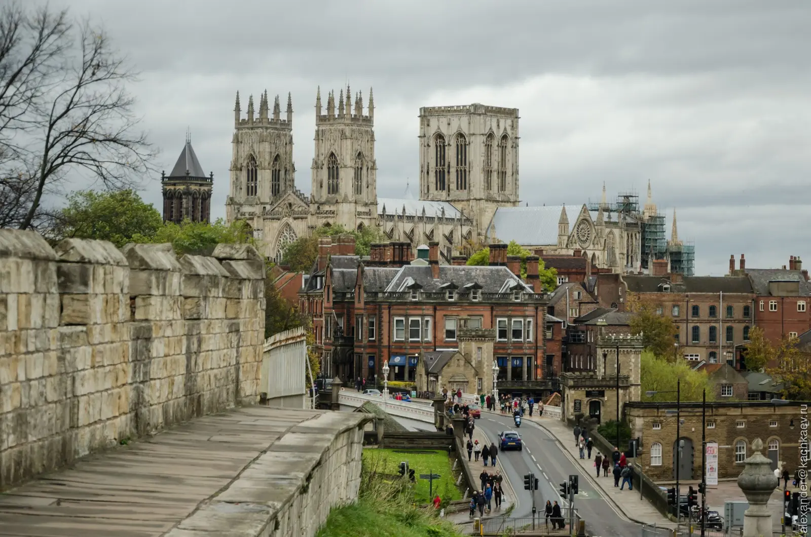 Exterior de la catedral fotografiado desde la muralla de York en 2012; no es el interior del templo