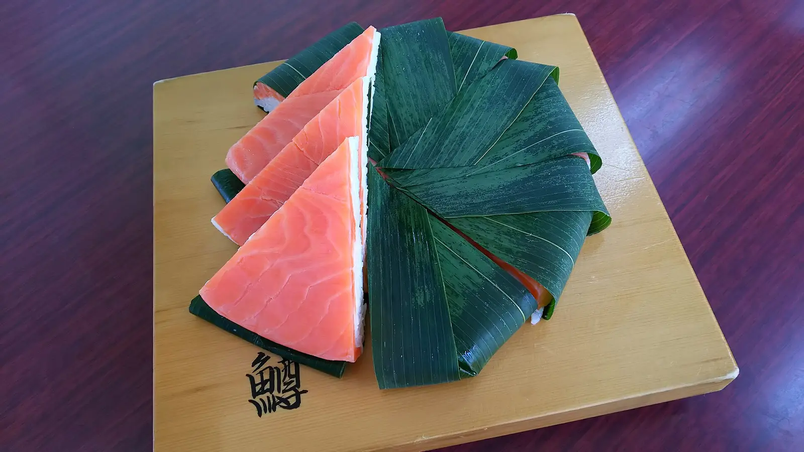 Sushi de trucha de Toyama (masu-zushi) cortado junto con sus hojas de bambú