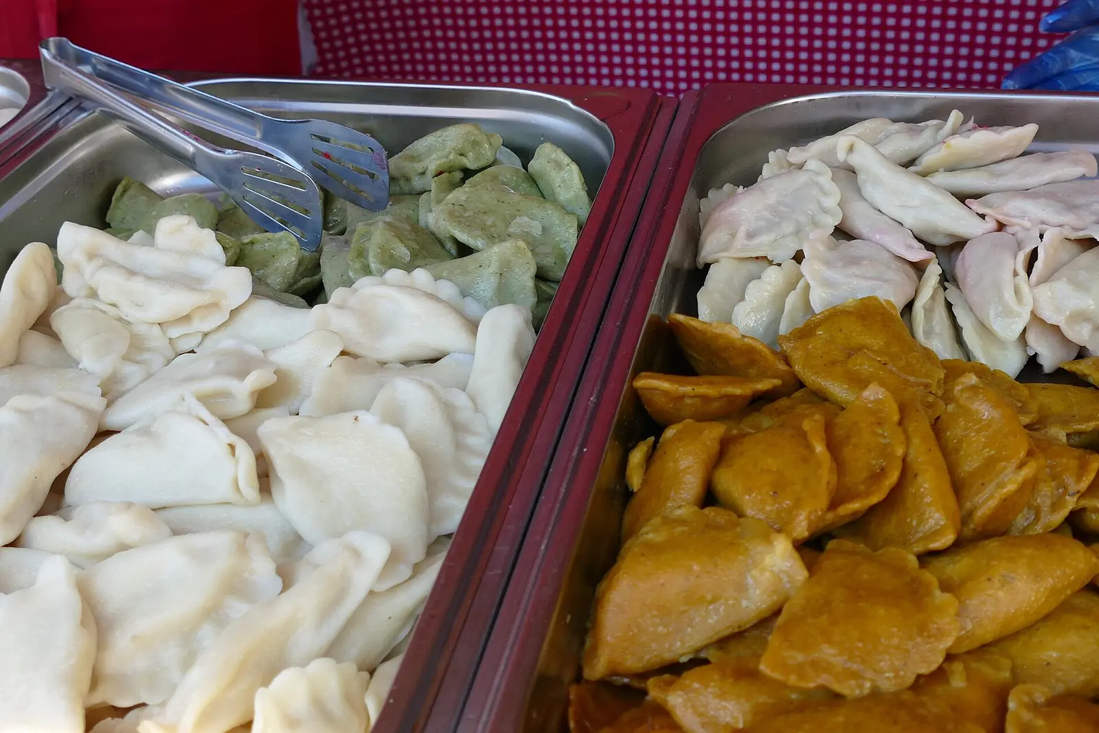Pierogi polacos variados en el Festival de Pierogi de Cracovia en 2024