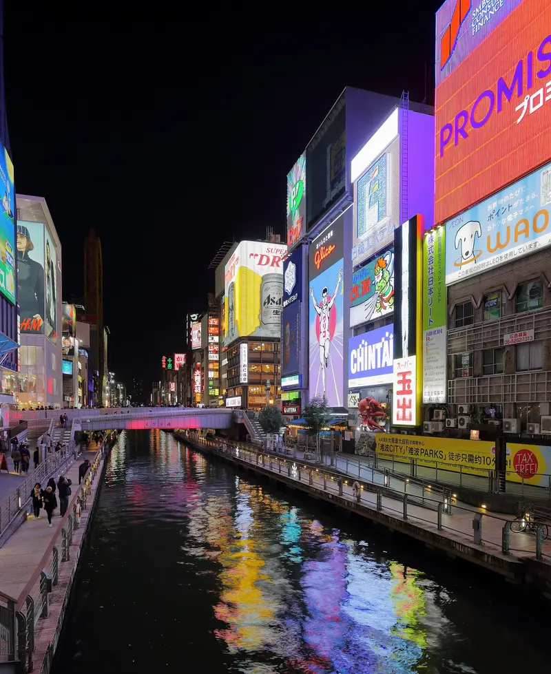 Dōtonbori por la noche, reflejado en el canal