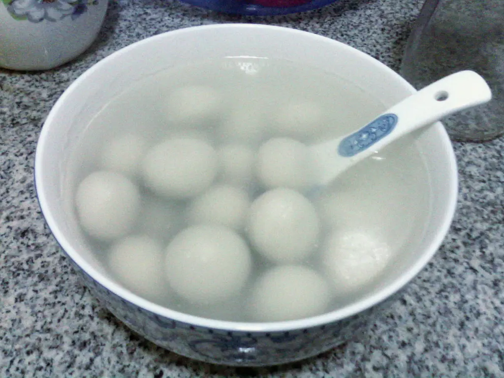 Un cuenco de tangyuan rellenos de sésamo negro (lugar de la foto no indicado, no es una tienda de Ningbo)
