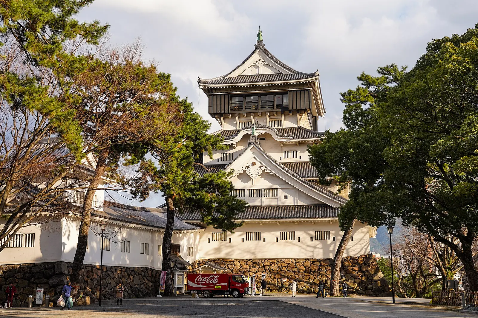 Vista lateral de la torre del castillo de Kokura fotografiada en 2020; la torre de la foto es la reconstrucción de 1959