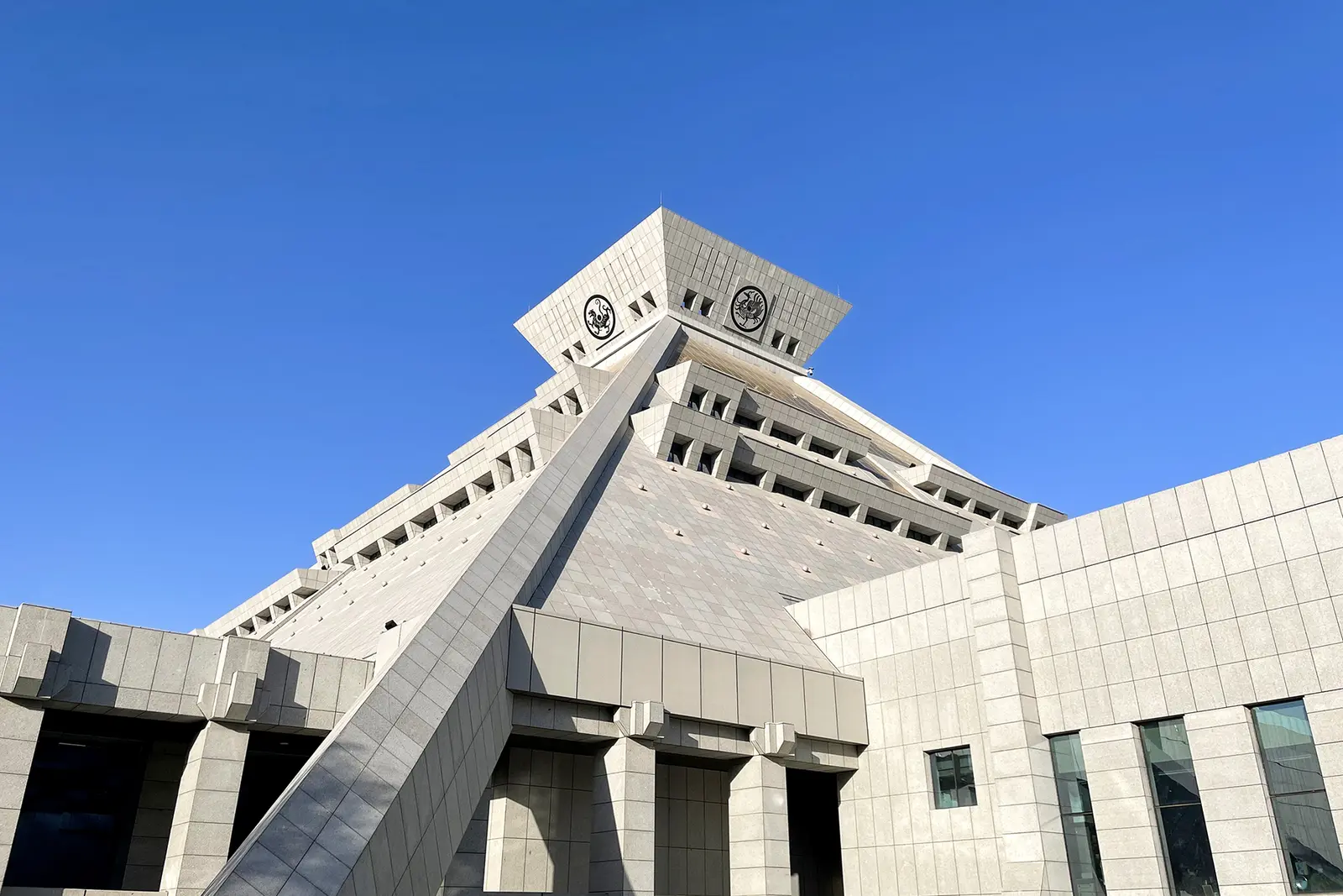 Exterior del edificio principal del Museo de Henan, fotografiado en 2021; no representa las exposiciones actuales