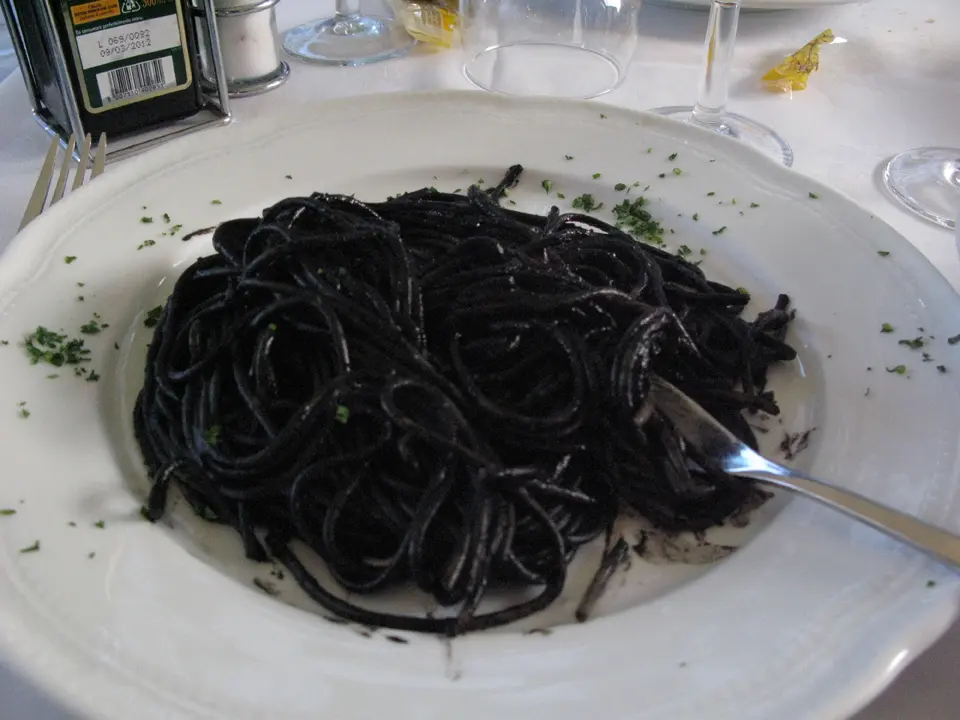 Pasta con tinta de sepia en un restaurante de Burano, en la laguna de Venecia