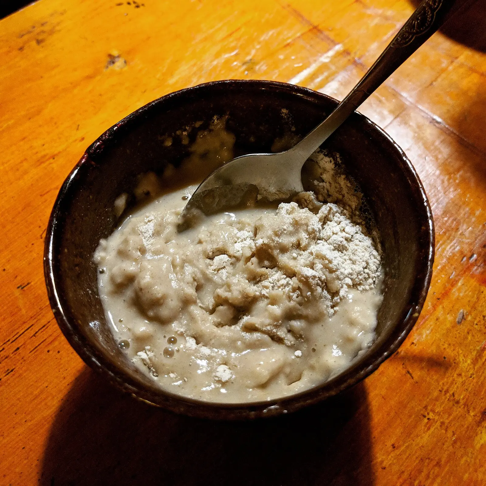一碗正在拌入酥油茶的糌粑（拍攝地未註明）